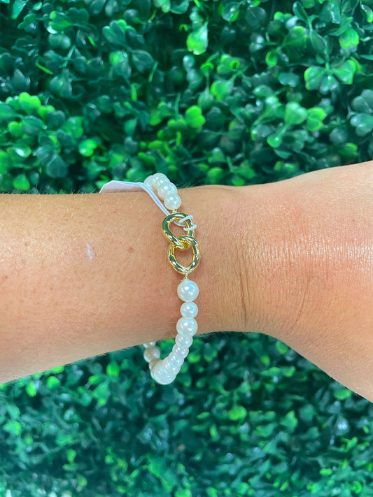 Pearl bracelet with gold clasp