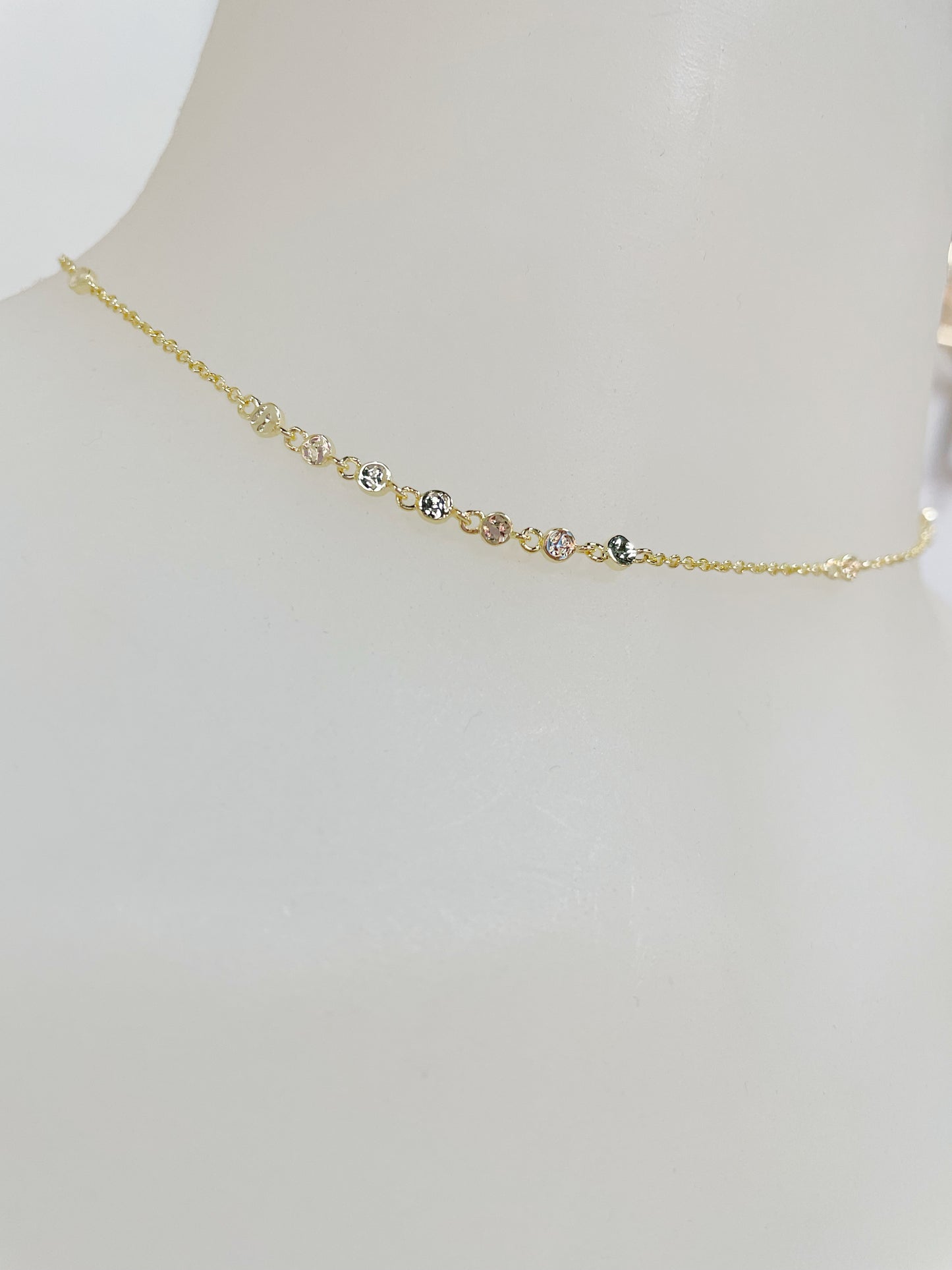 Dainty gold adjustable choker with patterned chain