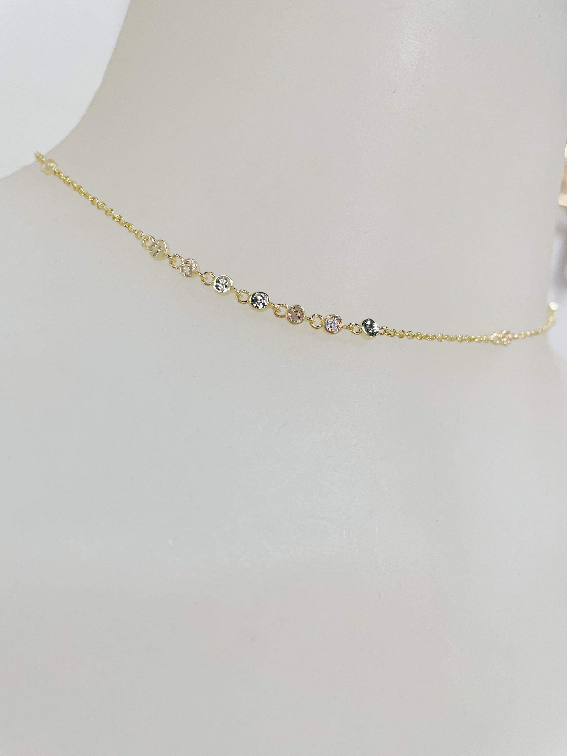 Dainty gold adjustable choker with patterned chain